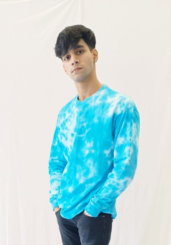 cyan scrunch sweatshirt model